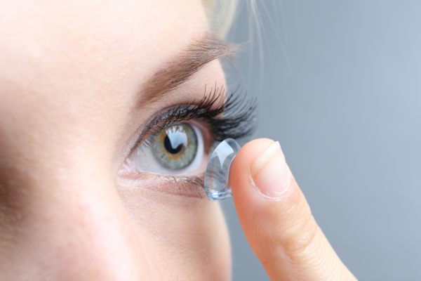 nezdravljena bolezen suhih oči je težava, če nosite kontaktne leče